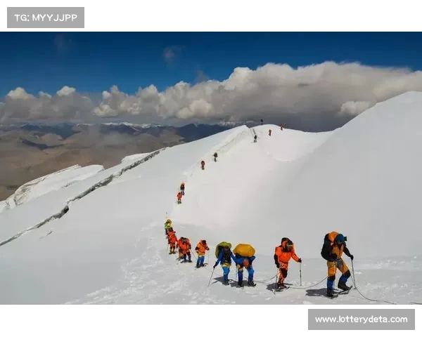 登山户外运动安全新规出台，压实属地责任防事故